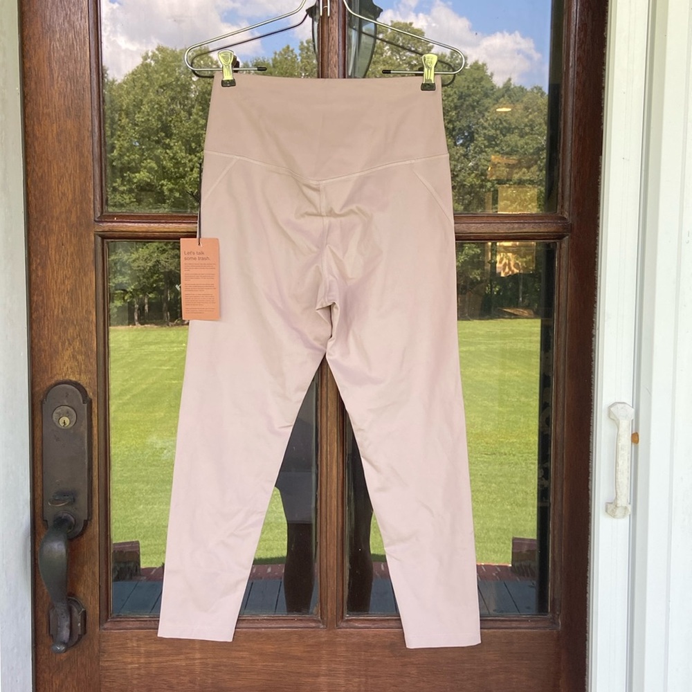 Girlfriend Collective leggings.‎ NWT (flaw). Size M